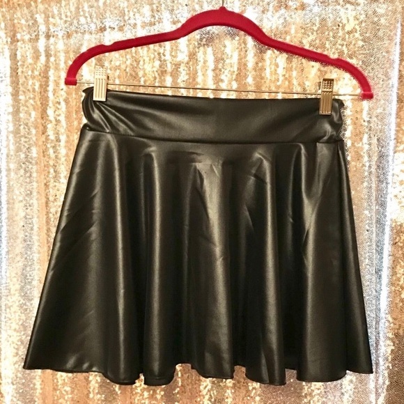 Dresses & Skirts - 🖤New Flowy Stretch Black Leather Mini Skirt 🖤